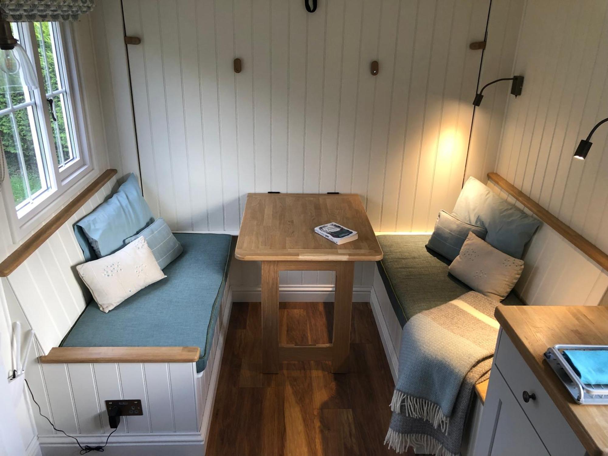 Green Valley, Cotswold Stay With Hamper Cheltenham Exteriör bild