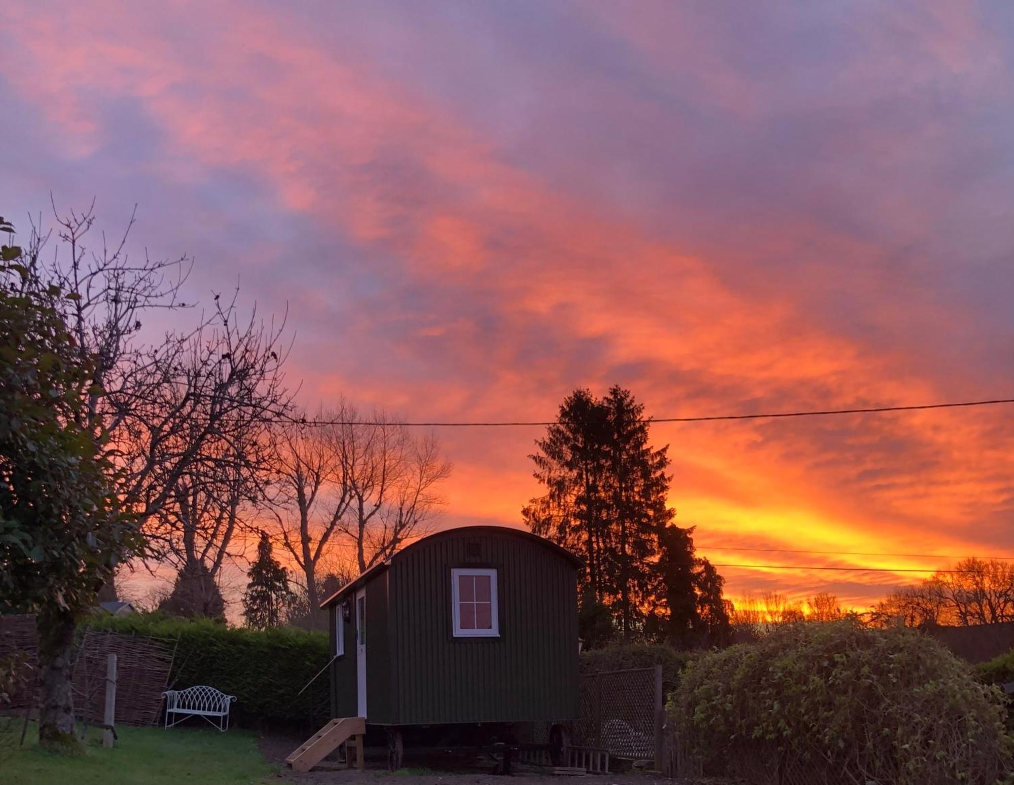 Green Valley, Cotswold Stay With Hamper Cheltenham Exteriör bild